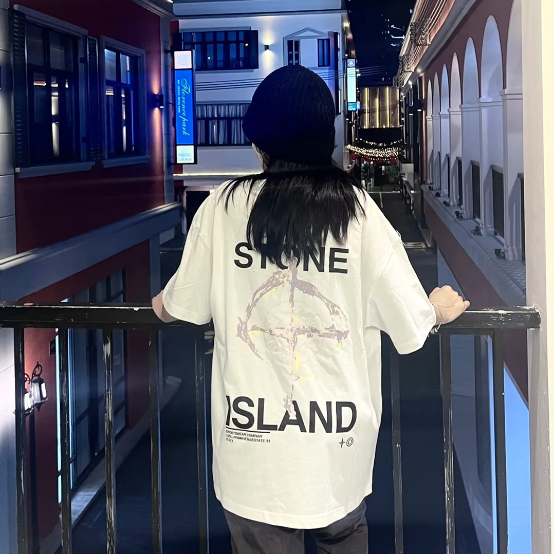 W620#P110💰 [Stone lsland/Stone Island summer new short-sleeved T-shirt with ruins compass print on the back] ⚠️[Original creation with high control of details] - Made of 260g combed cotton 32-count double yarn, soft and comfortable to the touch, sweat-absorbent and breathable. - Simple basic and versatile style, original single quality, the first choice for couples. - Made in a large factory, four needles and five threads on the shoulder, neat alignment, high quality workmanship. - Same style for men and women. Very versatile, one piece for everyone, details are clearly visible. Color: Black White Size: M L